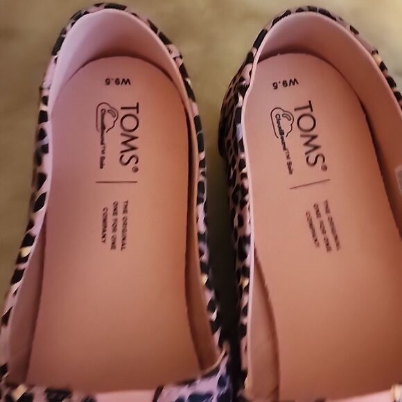 TOMS SHOES NWT 9.5 - Picture 2 of 3